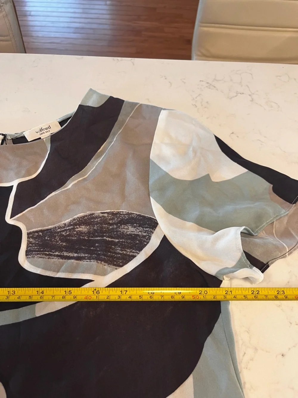 Wilfred 💯% Silk Short Sleeve Abstract Print Blouse (Size Large) - Picture 8 of 10